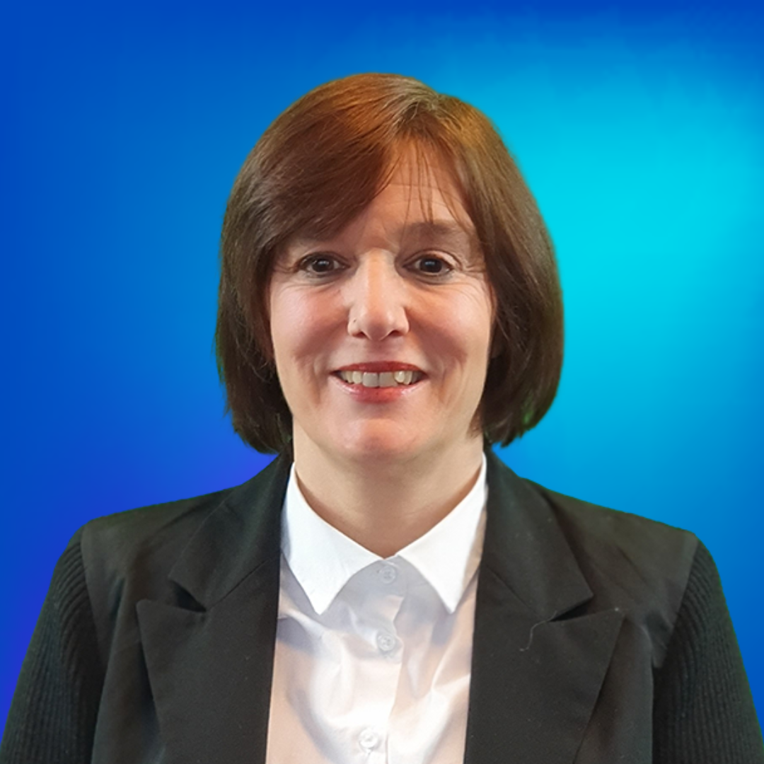 Photo de femme souriante en blazer noir sur fond bleu.