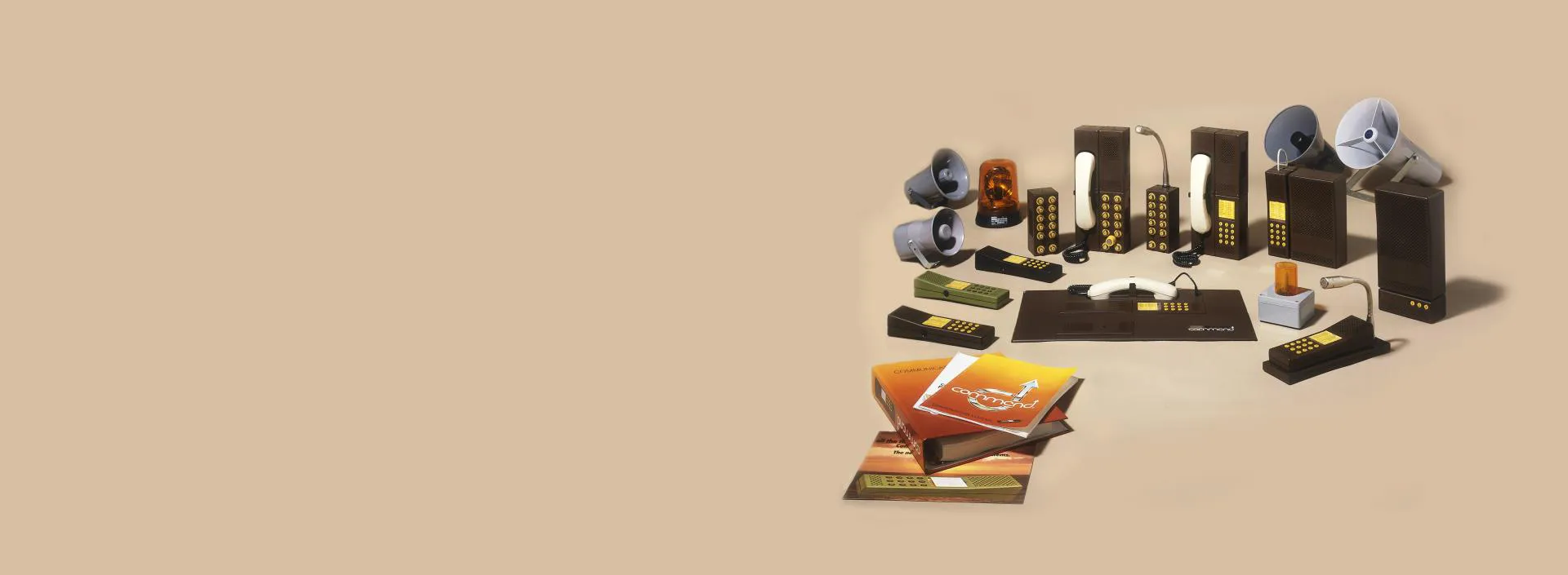 Interfonici e sistemi di comunicazione Commend vintage (anni '70/'80) in marrone e crema, con brochure.