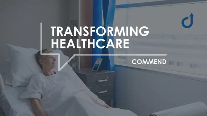 Trasformare la Sanità con Commend Paziente in letto d'ospedale, tablet sul comodino. Testo: 'TRANSFORMING HEALTHCARE COMMEND'.