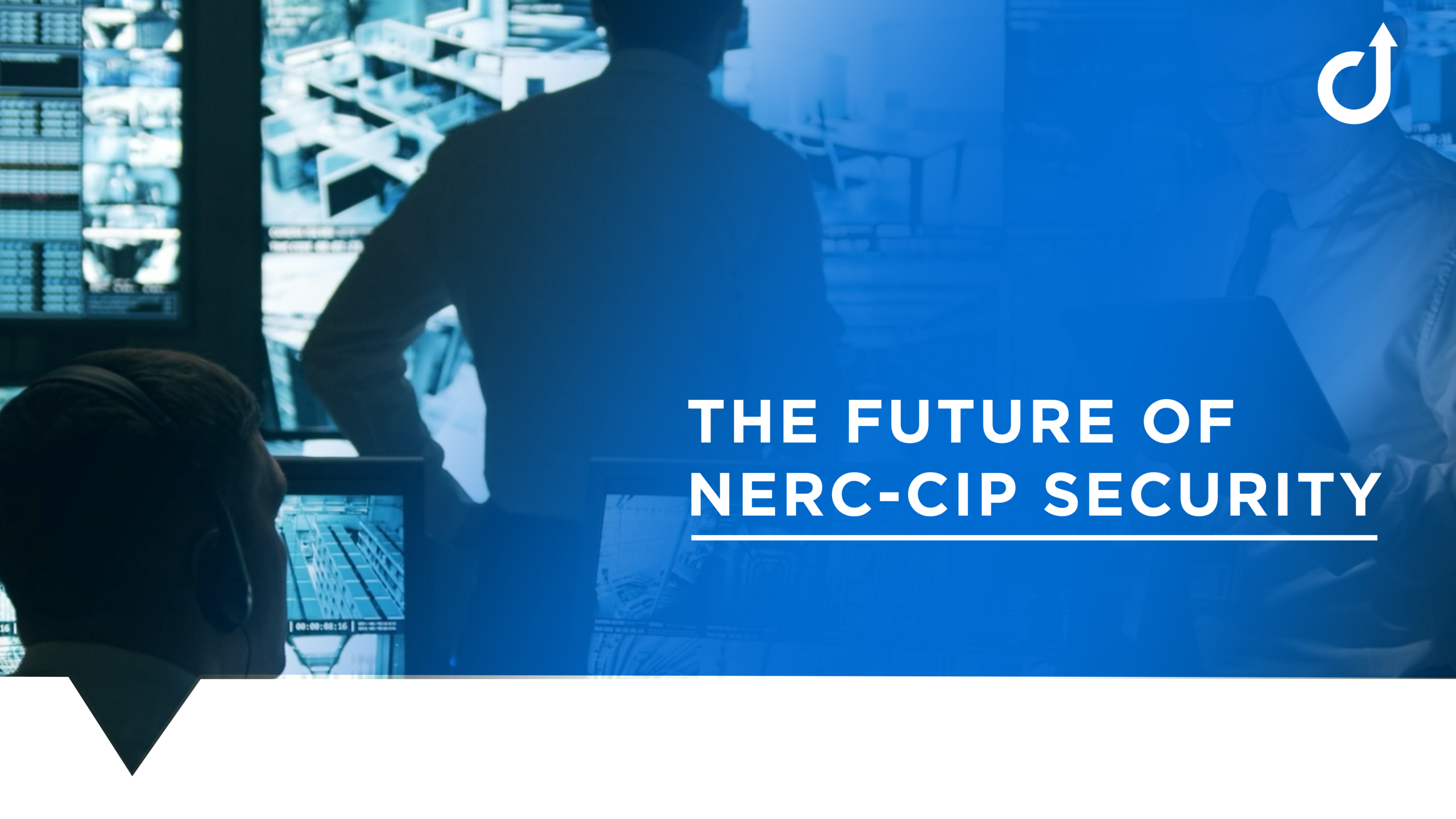 Sala de control con personal vigilando pantallas de seguridad.