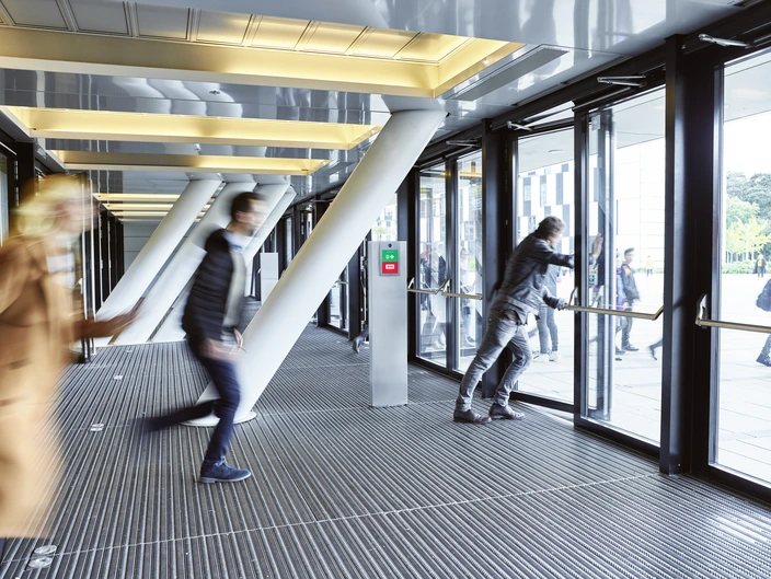 Entrée Moderne, Interphone Personnes floues passant une entrée moderne avec interphone.