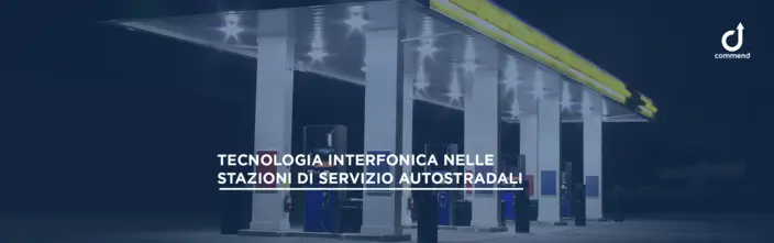 Interfonía en Estaciones de Servicio Estación de servicio de autopista iluminada de noche con surtidores de gasolina y tecnología de interfonía Commend.