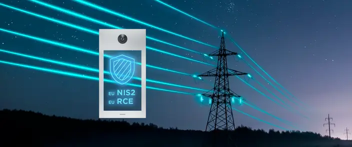 Sichere Sprechanlagen für kritische Infrastruktur Eine Sprechstelle mit EU NIS2/RCE Schild vor leuchtenden Stromleitungen und Masten bei Nacht.