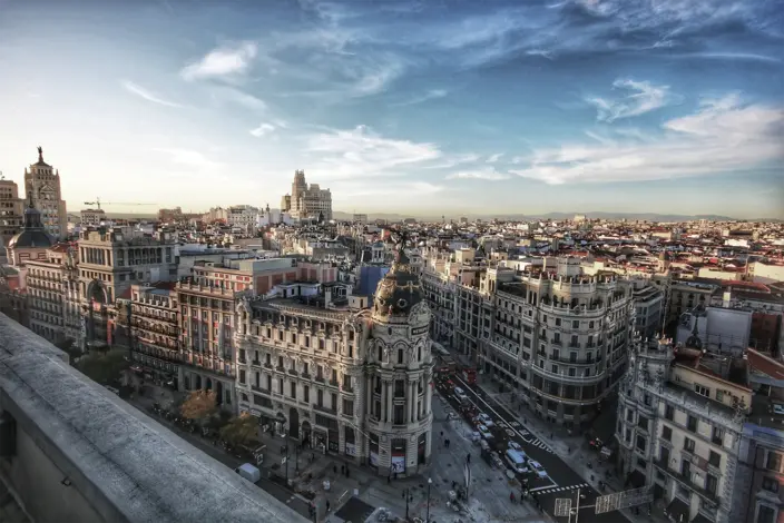 Madrids Dächerpanorama Panorama von Madrid, Metropolis-Gebäude, historische Architektur und Stadtverkehr.