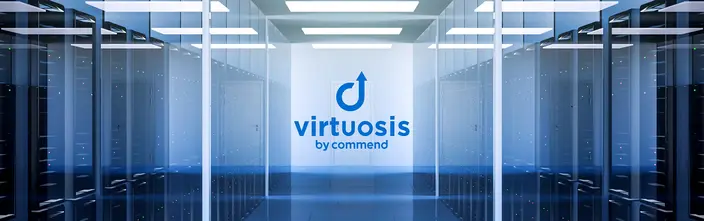 Virtuosis by Commend en Centro de Datos Logo Virtuosis by Commend en un centro de datos azul con racks de servidores.