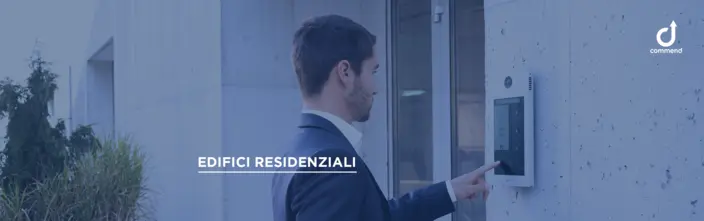 Moderne Sprechanlage für Wohngebäude Mann bedient moderne digitale Sprechanlage für sicheren Zugang zum Wohngebäude.