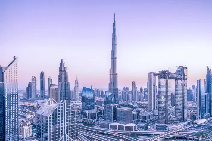 Dubais Skyline: Burj Khalifa bei Dämmerung Panoramablick auf die Skyline von Dubai mit Burj Khalifa, hohen Wolkenkratzern und Autobahnen.