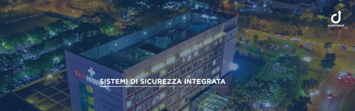 EKA Hospital: Smarte Sprechanlagen Nachtansicht des EKA Hospitals mit Parkplatz, Straße und integrierter Sprechanlage-Lösung von Commend.
