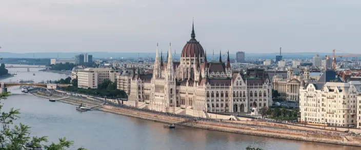 Ungarisches Parlament an der Donau Panoramablick auf das prächtige ungarische Parlamentsgebäude an der Donau, mit Stadtpanorama in Budapest.