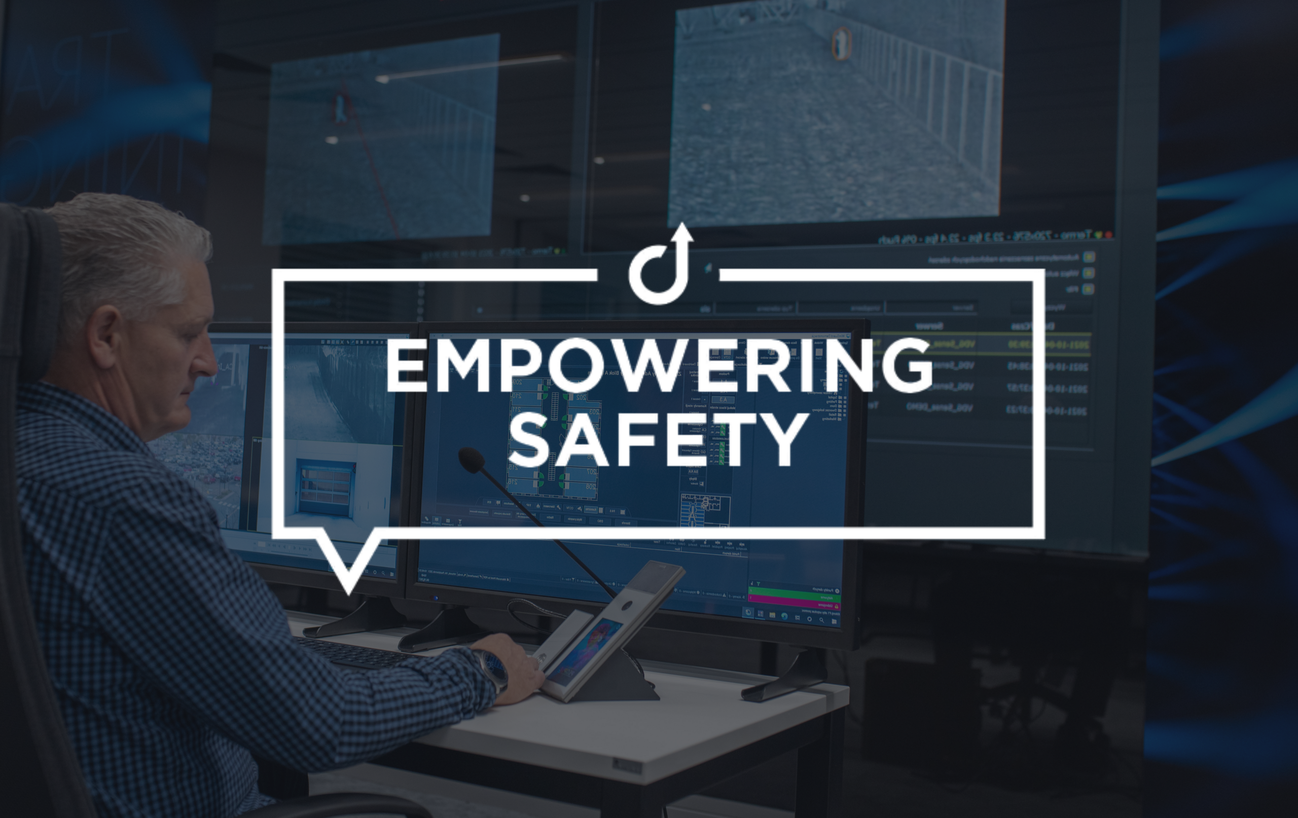 Operador de seguridad en sala de control con pantallas y sistema de interfonía.