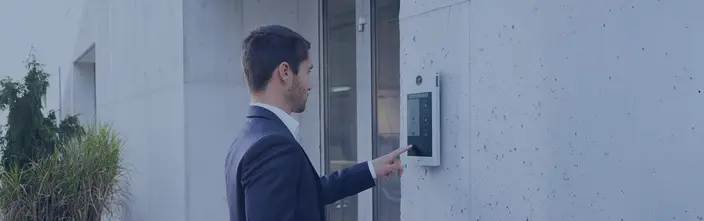 Moderne Sprechanlage am Gebäude Mann nutzt eine digitale Sprechstelle an einem Bürogebäude.
