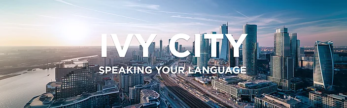 Ivy City: Parliamo la tua lingua Skyline di una città al tramonto con i testi 'IVY CITY' e 'PARLIAMO LA TUA LINGUA'.