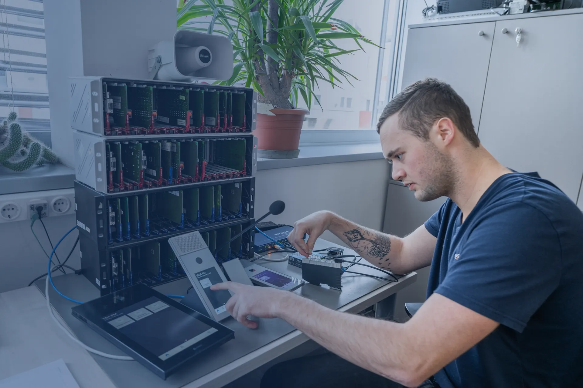 Techniker bei der Einrichtung von Sprechanlagen und Rack-Komponenten.